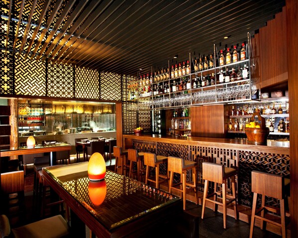 4 restaurants, breakfast, lunch, dinner served; Chinese cuisine