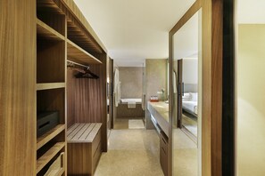Executive Suite (Regency) | Bathroom | Combined shower/tub, hair dryer, bathrobes, slippers