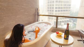 Suite (Diplomat) | City view