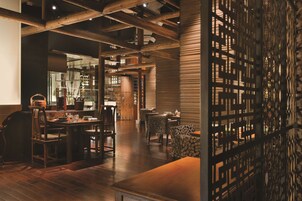 4 restaurantes; se sirve desayuno, almuerzo y cena; cocina china