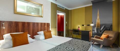 Quarto casal conforto, 1 cama Queen, sacada | Frigobar, cofres nos quartos, escrivaninha, quartos à prova de som