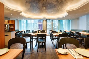 Café da manhã com buffet grátis todos os dias