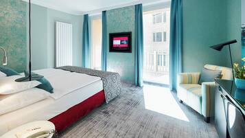 Minibar, caja de seguridad en la habitación y escritorio