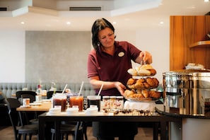 Un buffet proposant une variété de plats et de boissons.