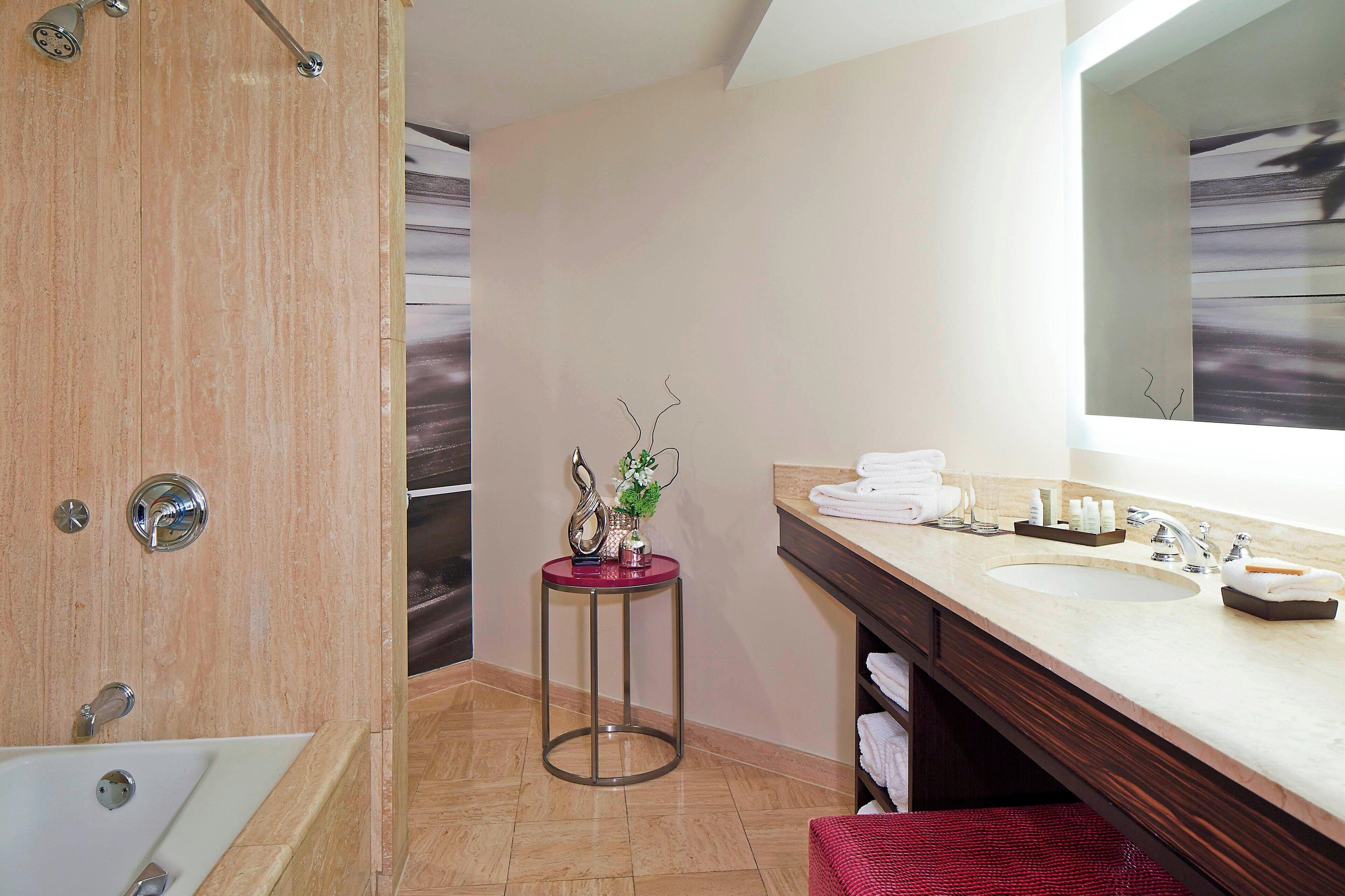 套房, 1 间卧室, 转角 | 浴室 | 淋浴/盆浴组合、免费洗浴用品、吹风机、毛巾