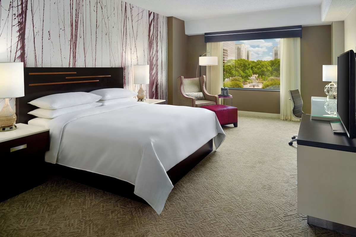 Room, 1 King Bed | Pillowtop beds, minibar, in-room safe, desk