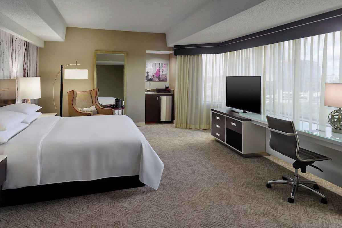 1 bedroom, pillow-top beds, minibar, in-room safe