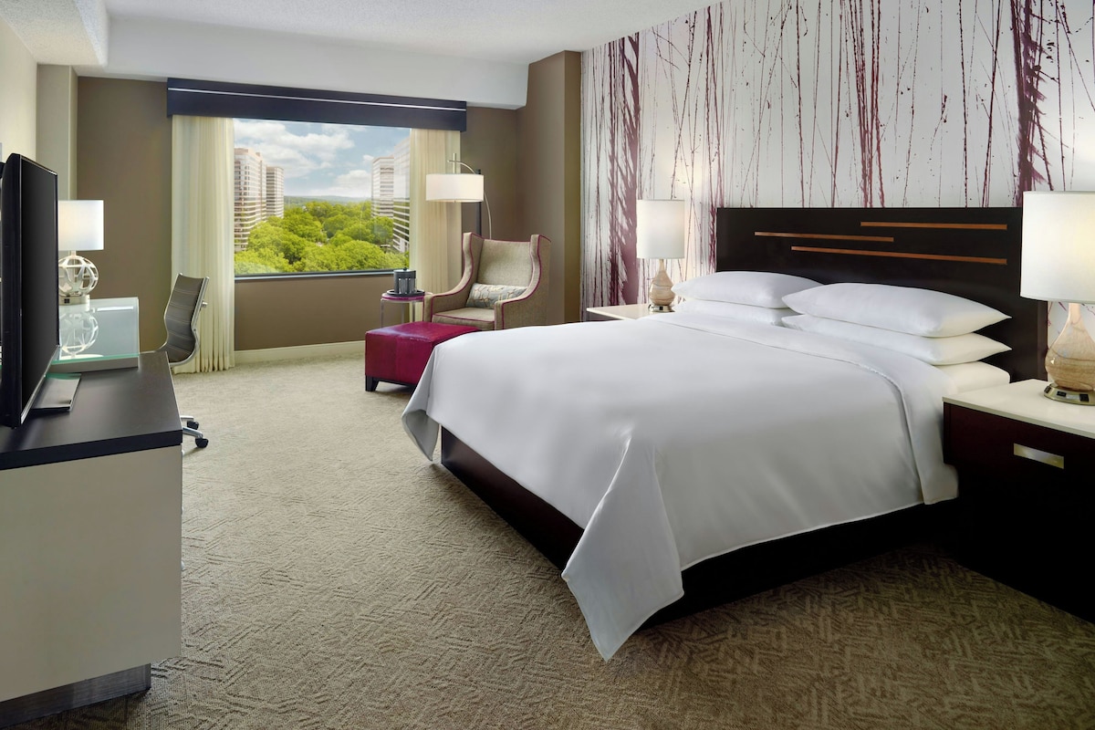 Club Room, 1 King Bed | Pillowtop beds, minibar, in-room safe, desk