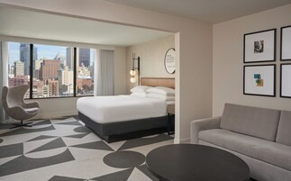 Prémium ágynemű, kényelmi párnázat, széf a szobában és íróasztal