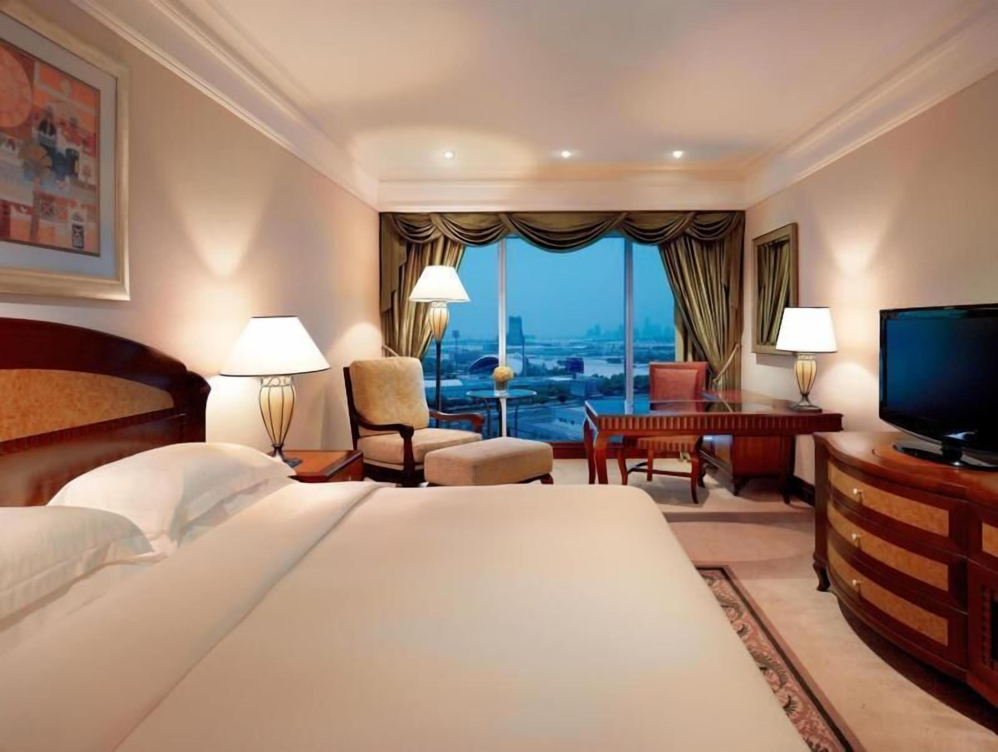 1 makuuhuone, ylelliset vuodevaatteet, minibaari, tallelokero huoneessa