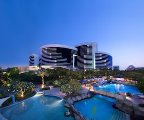 Piscine couverte, piscine extérieure, tentes de plage, parasols de plage