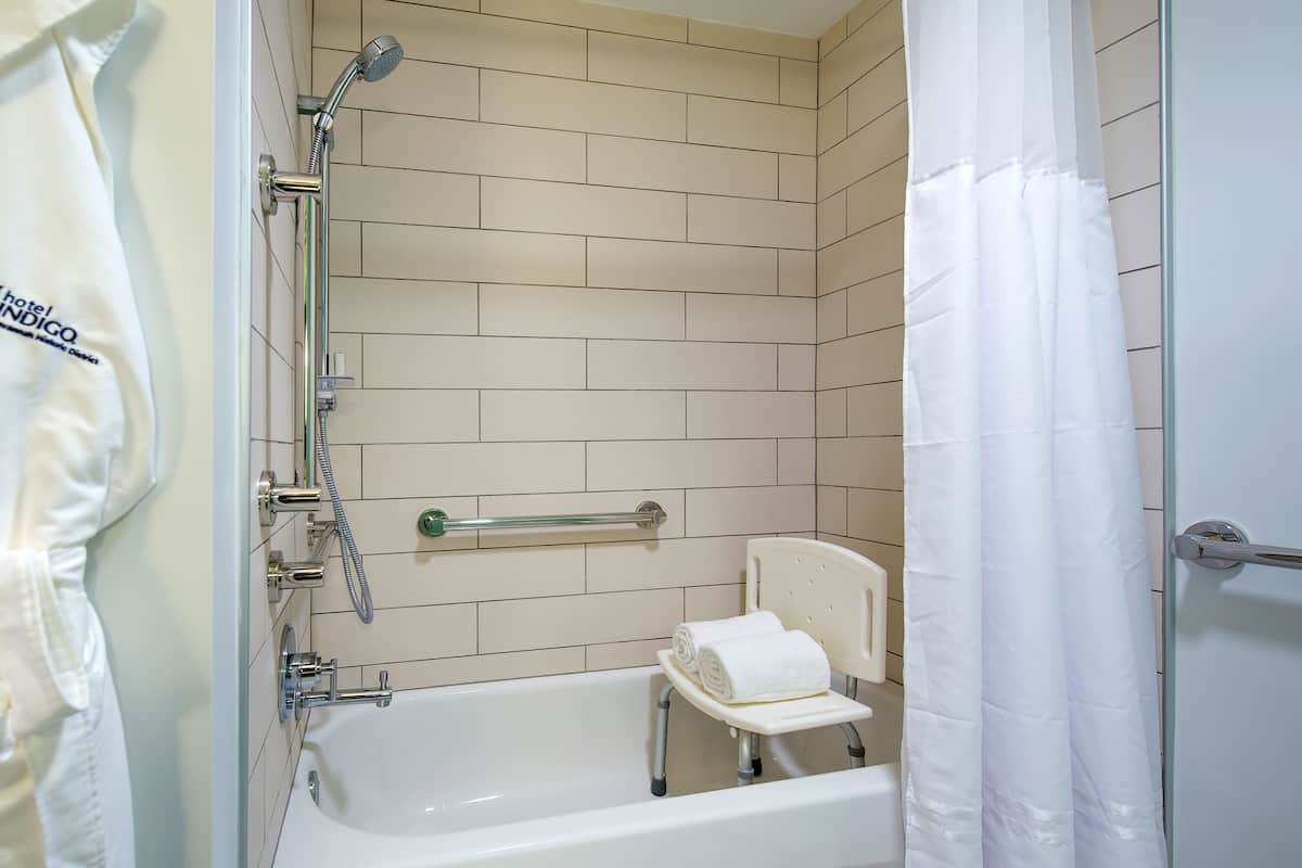 Amenidades de baño de diseñador, secadora de cabello, toallas