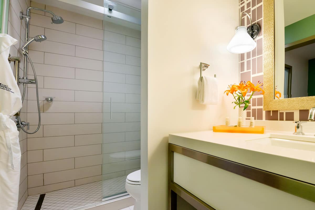 Ein Badezimmer mit Dusche, Toilette und Waschbecken.