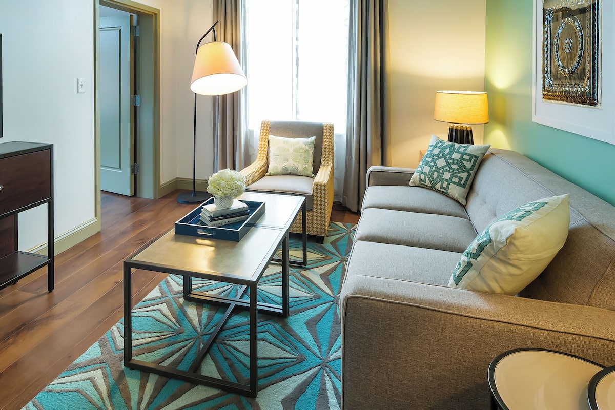 Ropa de cama hipoalergénica, camas con pillow-top y muebles diferentes