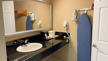 Bañera con ducha, secador de pelo, toallas, jabón