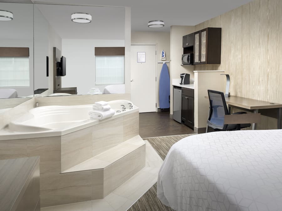 Room, 1 King Bed, Non Smoking (Whirlpool)