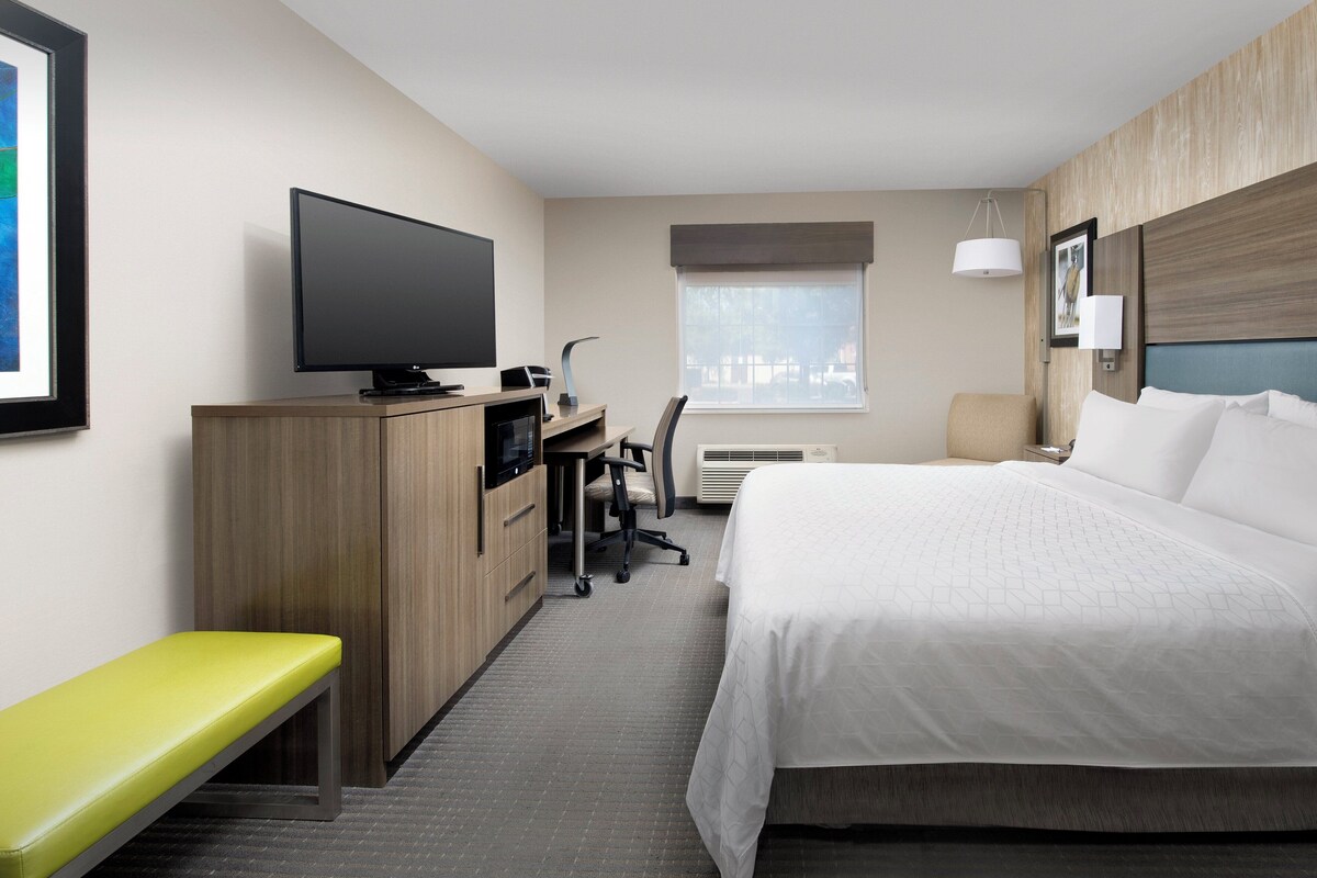 In-room safe, desk, laptop workspace, blackout drapes
