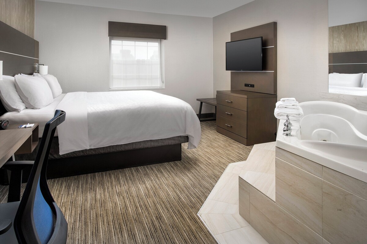 Room, 1 King Bed, Non Smoking (Whirlpool) | In-room safe, desk, laptop workspace, blackout drapes