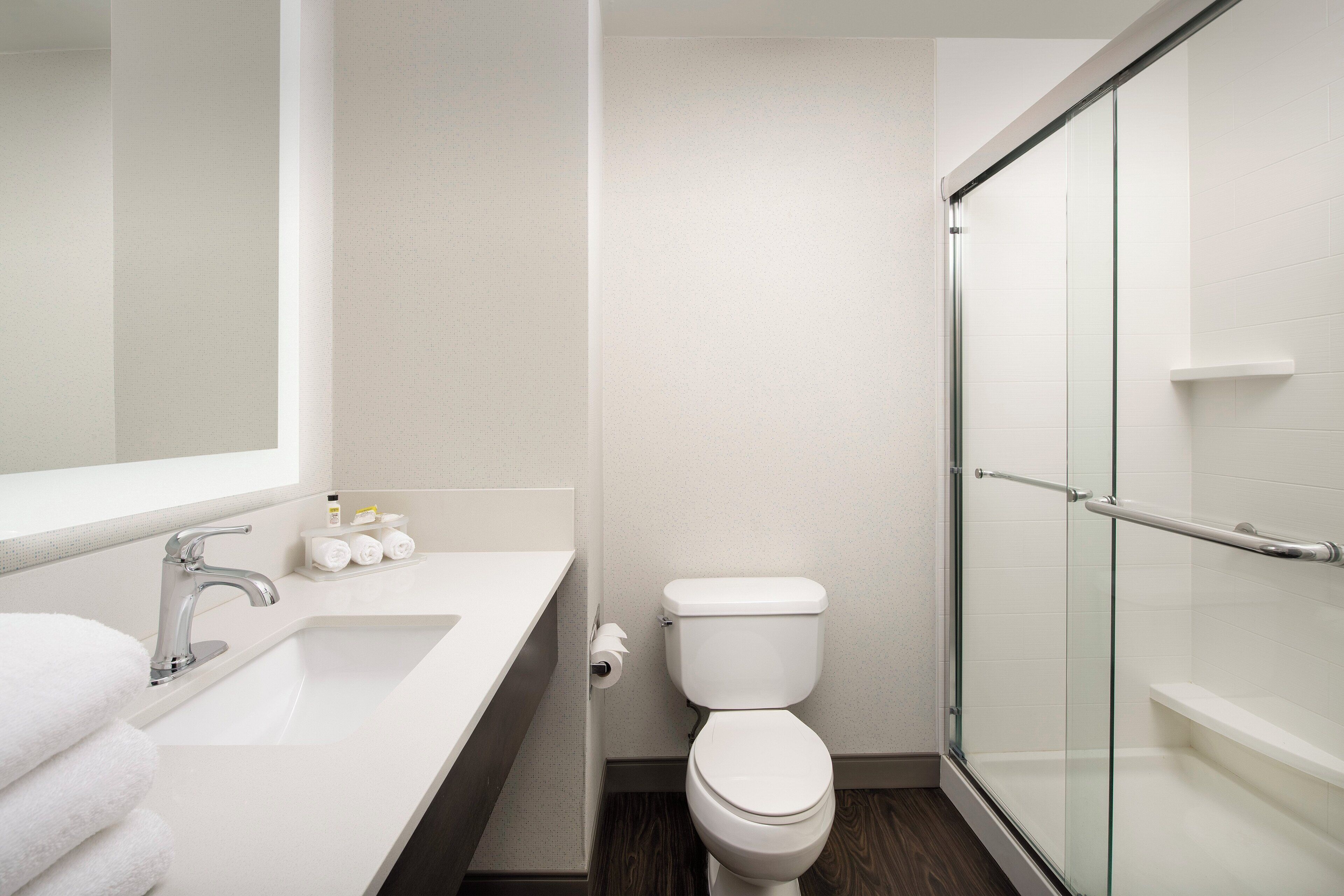Combined shower/tub, free toiletries, hair dryer, towels
