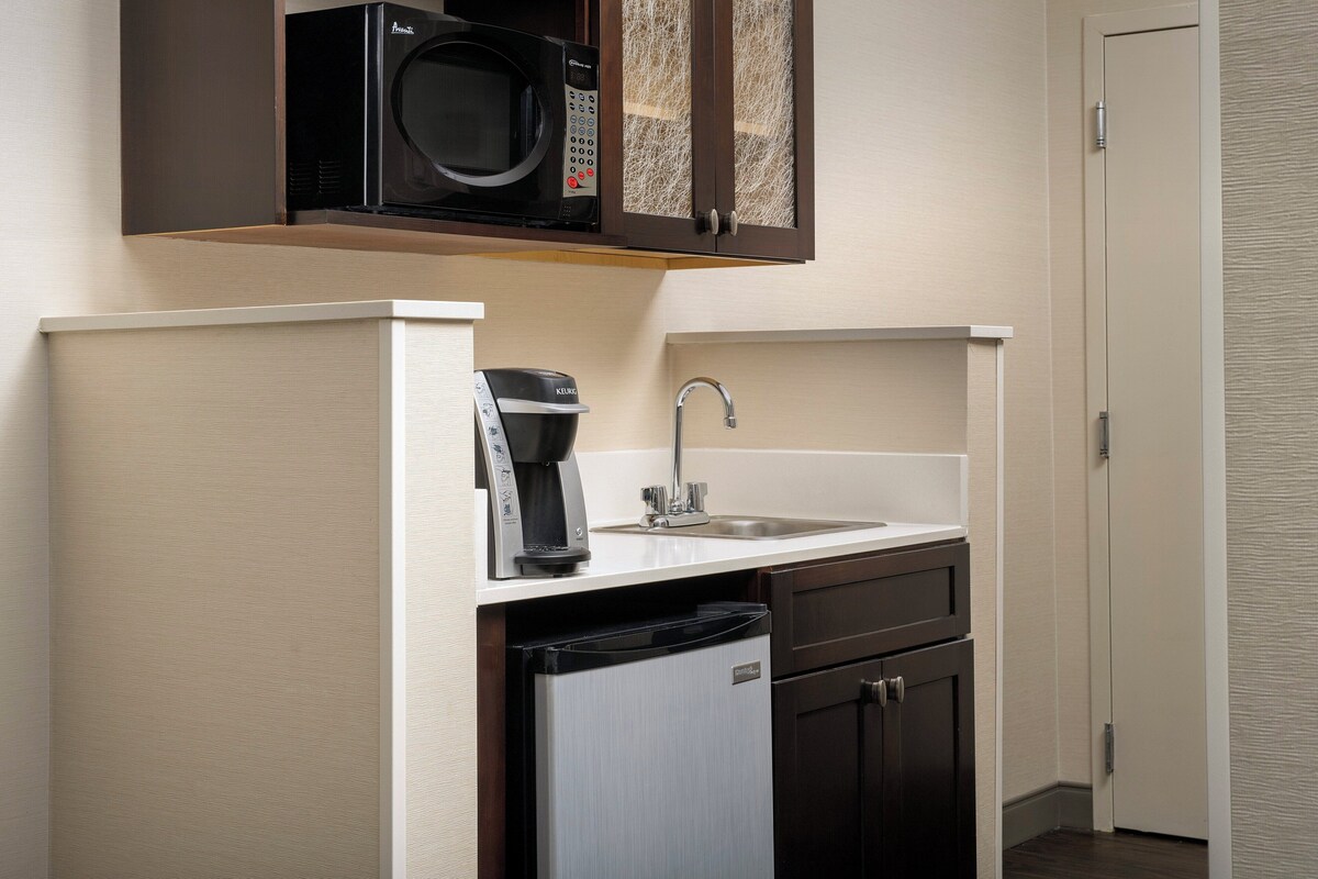 Suite, 1 King Bed, Accessible (Roll-In Shower) | Room amenity