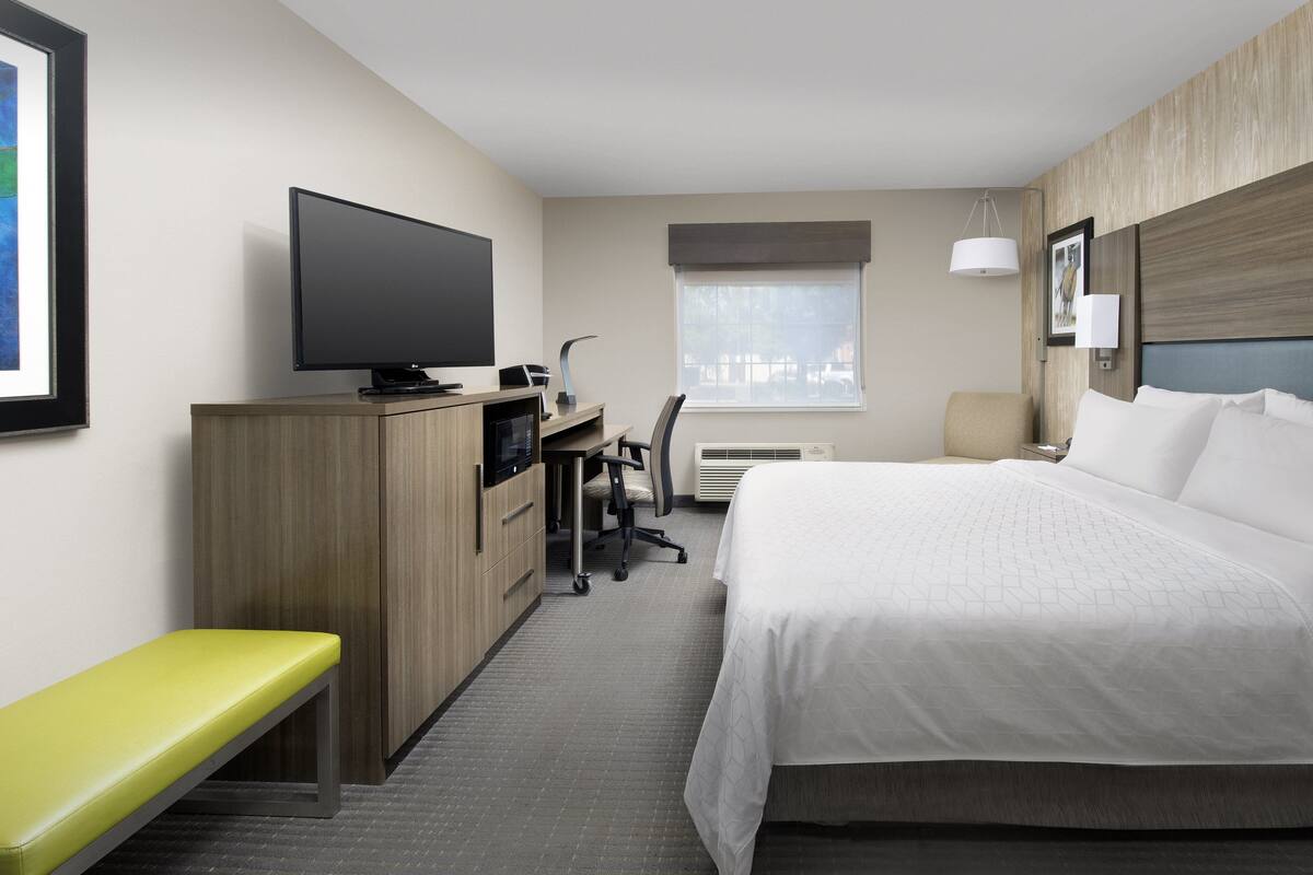 In-room safe, desk, laptop workspace, blackout drapes