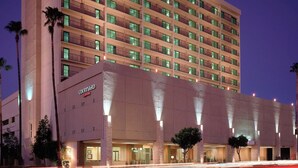 A multi-story hotel with a modern design, featuring a prominent sign and a series of balconies. - Courtyard by Marriott Los Angeles - Sherman Oaks (Sherman Oaks)