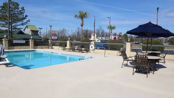 Piscina externa sazonal, funciona das 10h às 20h, espreguiçadeiras