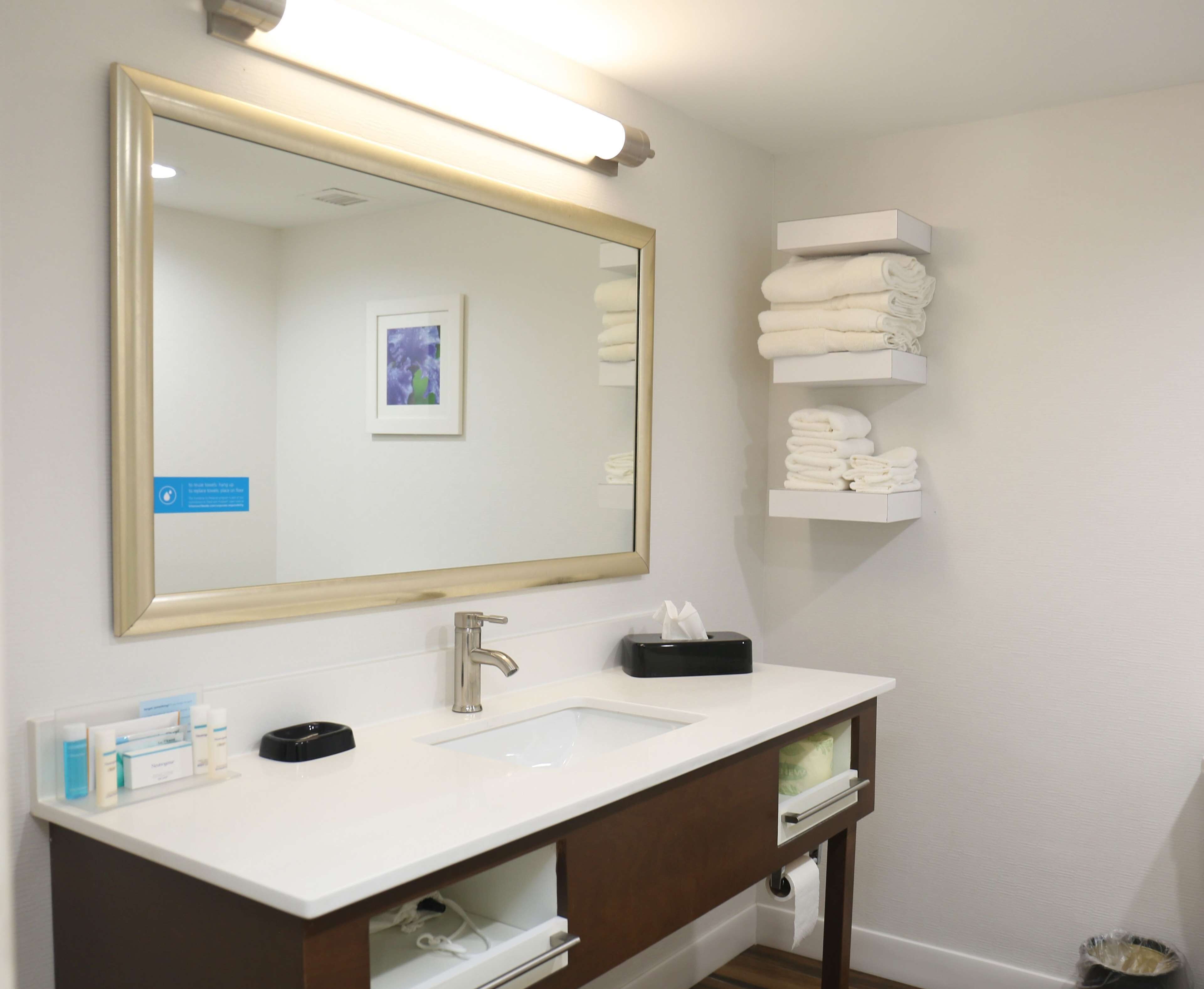 deluxe room, 1 king bed, non smoking | bathroom | hair dryer, towels