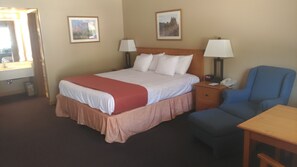 Combined shower/bathtub, free toiletries, hair dryer, towels