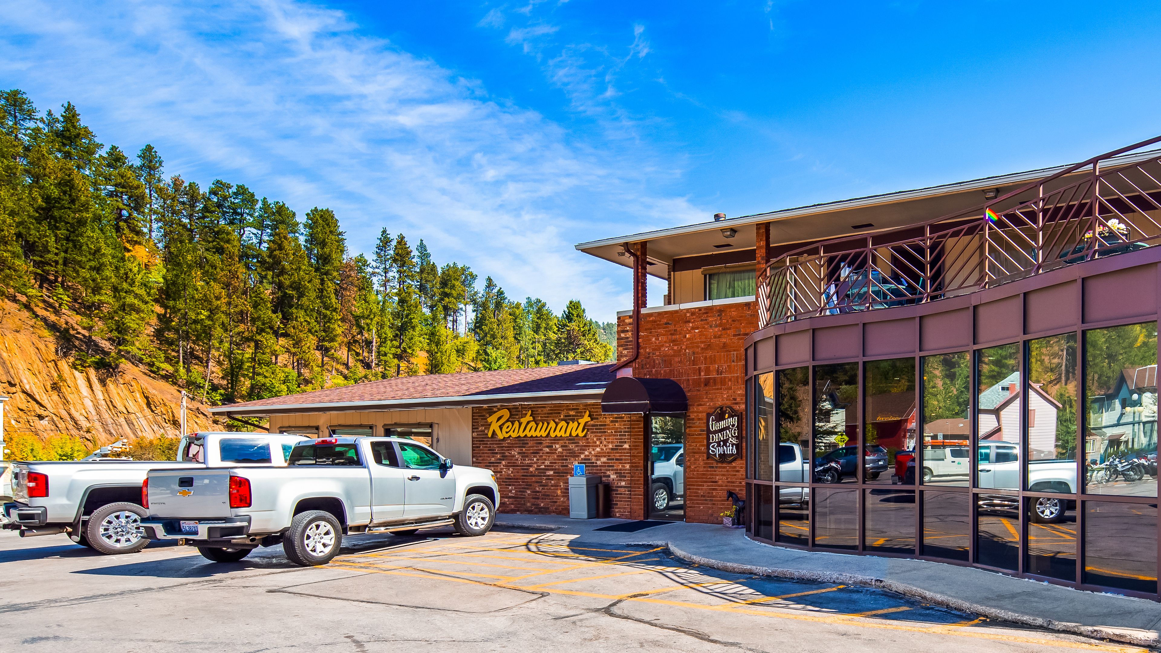 供应早餐、午餐和晚餐，美洲菜