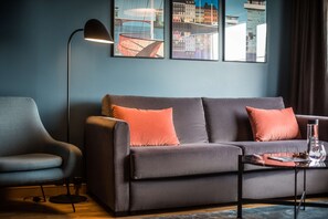 Suite – junior | Safe på rommet, skrivebord og skrivebord for bærbar PC