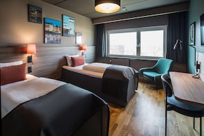Twin Room | In-room safe, desk, laptop workspace, blackout drapes