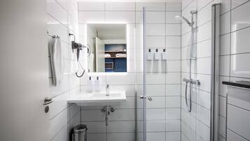 Bruser, gratis toiletartikler, hårtørrer, håndklæder