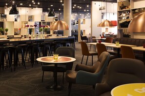 2 restaurantes, almoço, culinária internacional