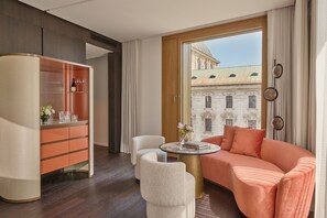Phòng Suite, 1 phòng ngủ, không hút thuốc, hiên (City View) | 1 phòng ngủ, bộ đồ giường cao cấp, chăn bông, nệm có lớp đệm bông 