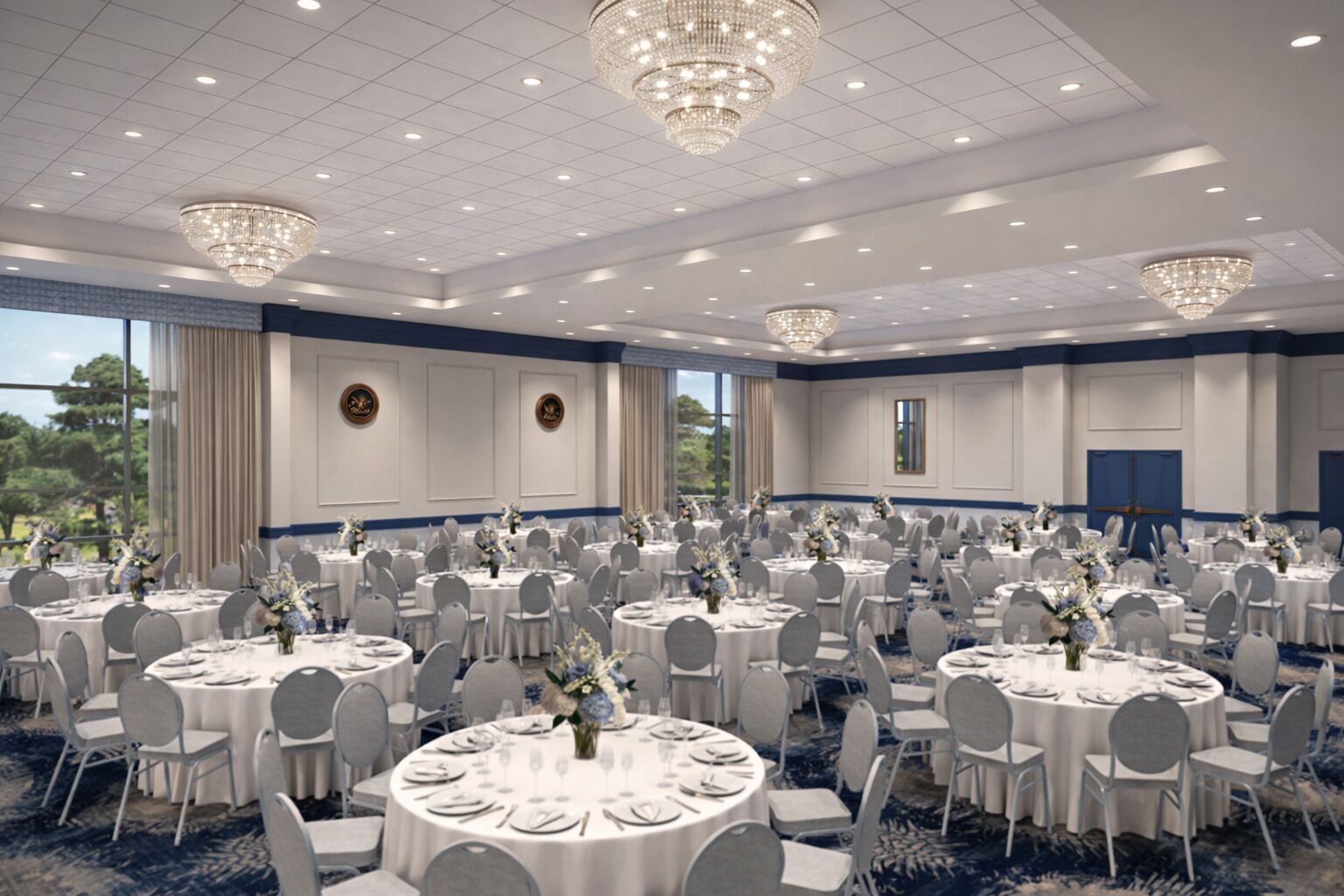 Un amplio salón de banquetes con mesas redondas, sillas, candelabros y vistas al exterior.