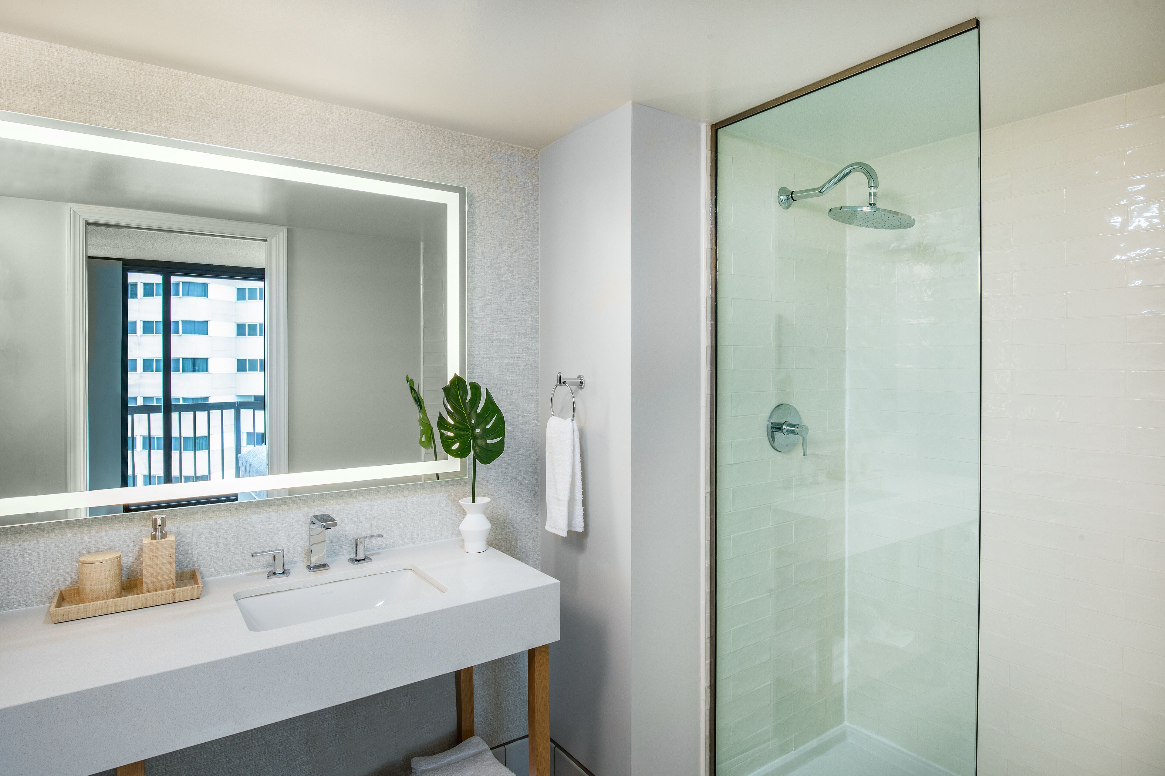 Combined shower/tub, free toiletries, hair dryer, towels