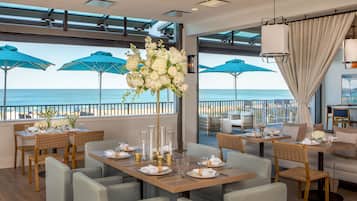 2 restaurants, breakfast, lunch, dinner served; seafood