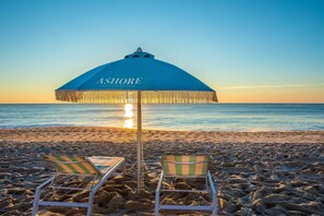 Am Strand, Liegestühle, Sonnenschirme, Strandbar