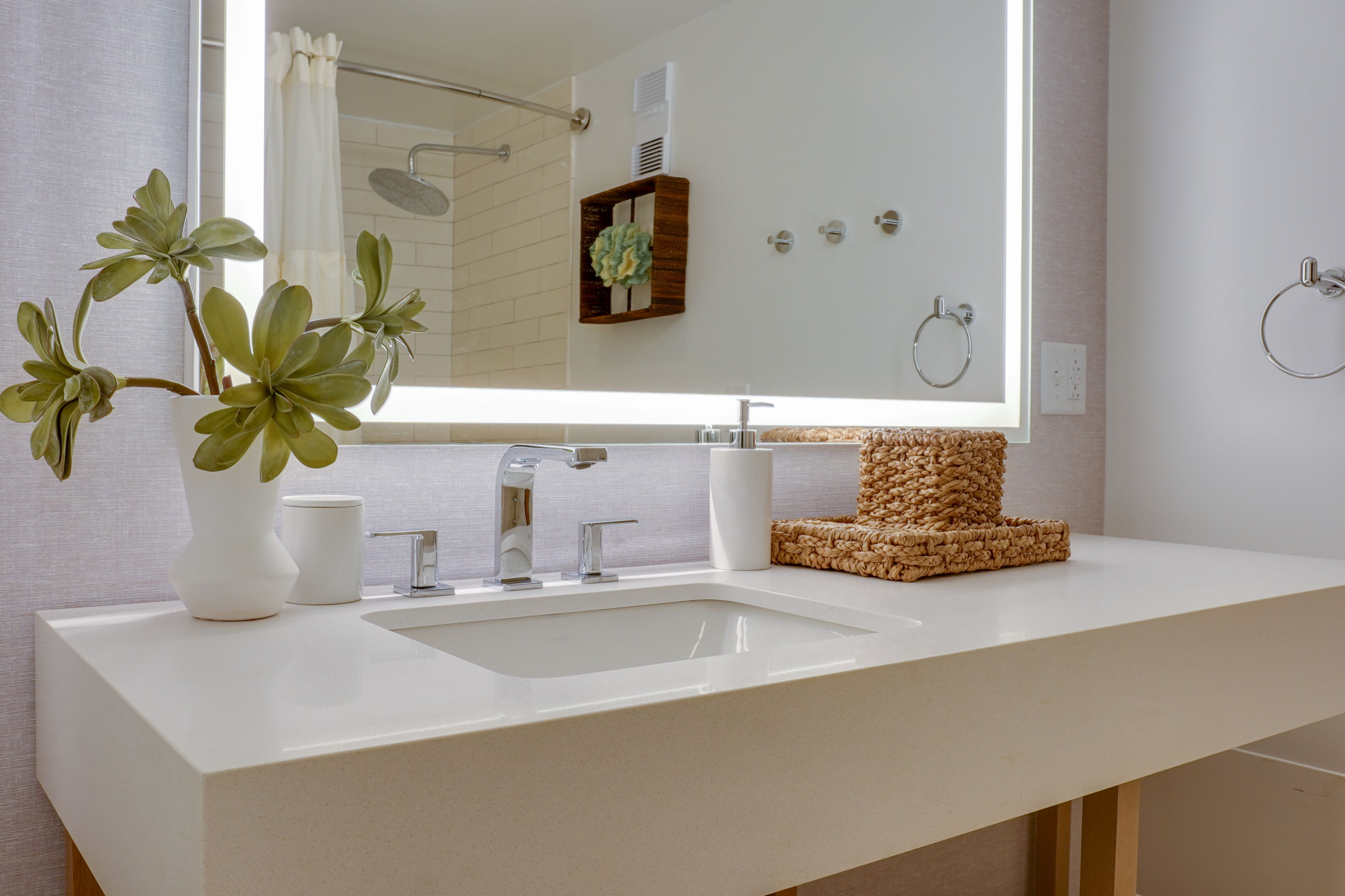 Combined shower/tub, free toiletries, hair dryer, towels