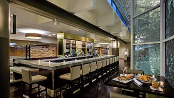 3 restaurants, breakfast served