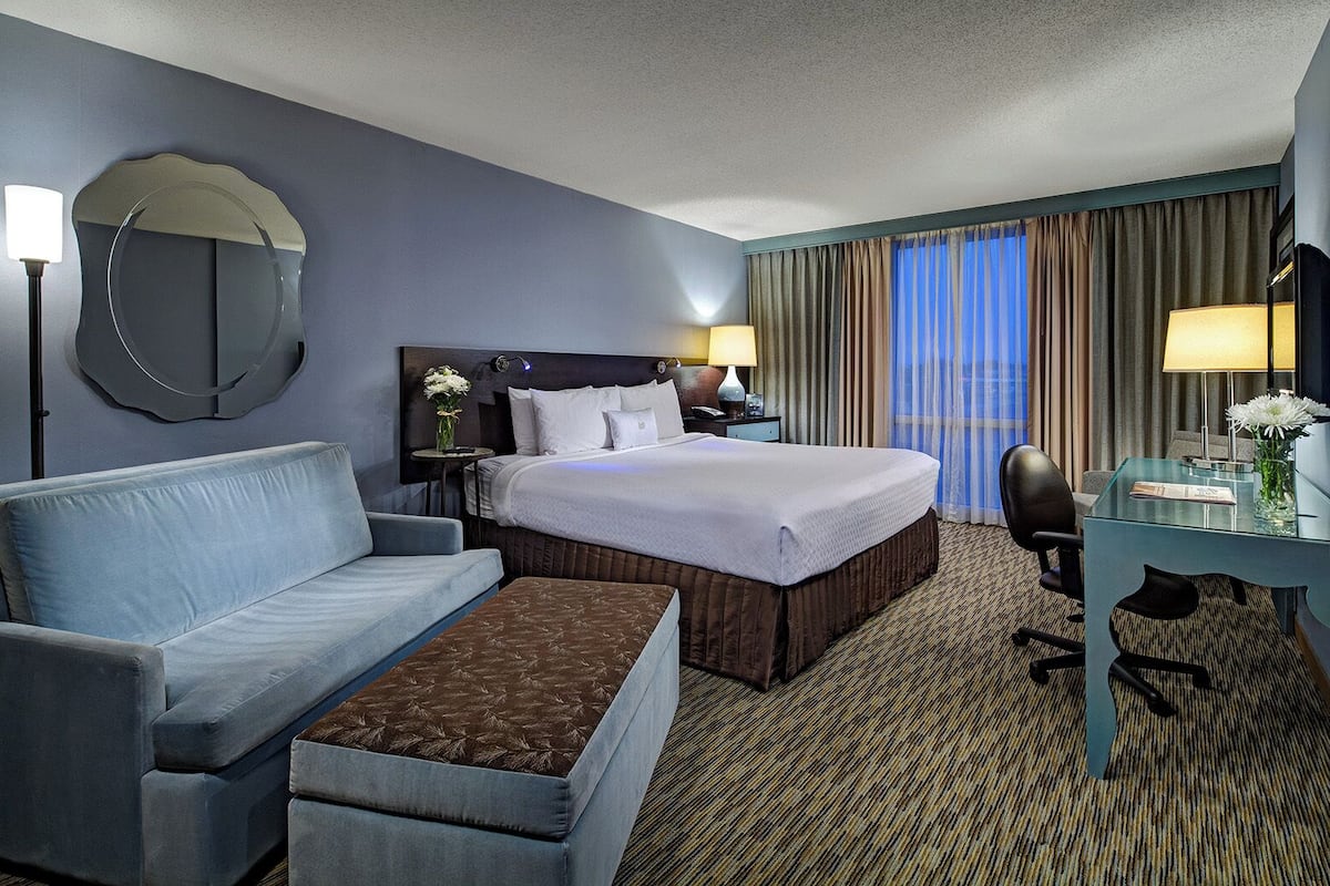 Premium bedding, in-room safe, desk, blackout drapes