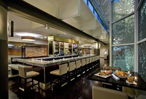 3 restaurantes; se sirven desayunos 