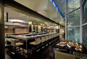 3 restaurantes, se sirve desayuno 