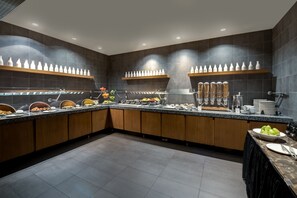 Petit déjeuner complet (24.42 USD par personne)