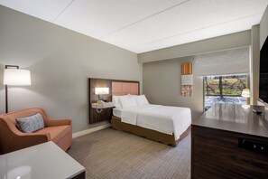 Hypo-allergenic bedding, in-room safe, soundproofing, iron/ironing board - Hampton Inn by Hilton Philadelphia / Willow Grove (Willow Grove)