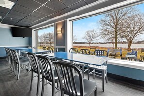 Dinner served - Lakeside Inn (Wakefield)