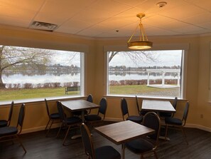 Free daily buffet breakfast - Lakeside Inn (Wakefield)