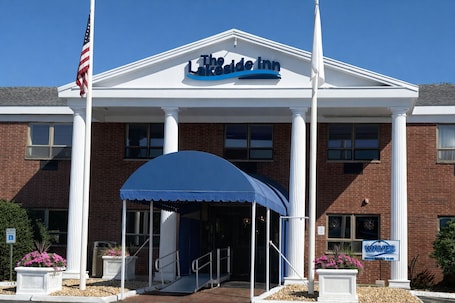 Property entrance. Lakeside Inn