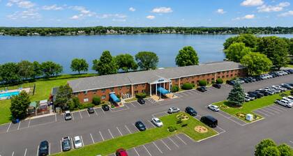 Lakeside Inn